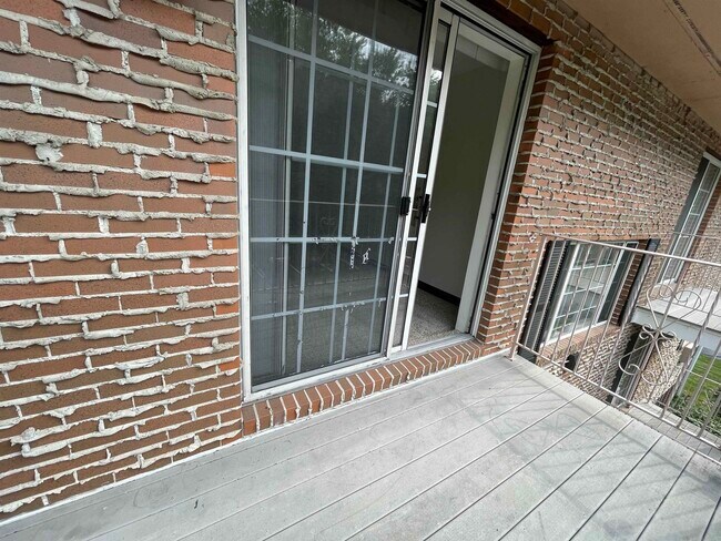 Building Photo - 385 Huse Rd