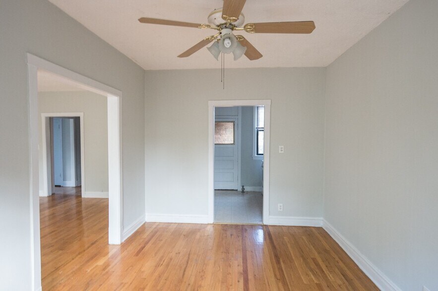 Building Photo - 627 W Cornelia Ave