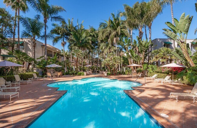 Building Photo - Extremely Rare Opportunity – 2 Bed / 2 Bat...