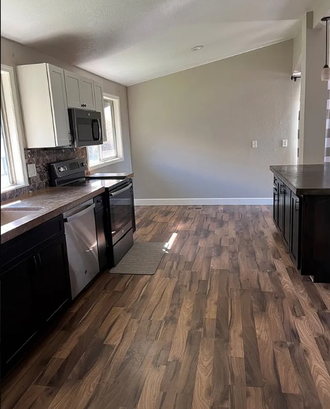 Building Photo - 4 Bedroom, 3 Bathroom Home - Located in Moyina Heights!