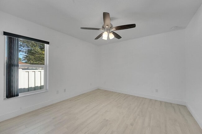 Building Photo - 226 SW Starfish Ave