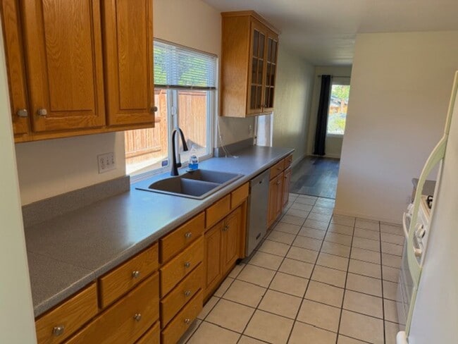 Building Photo - 3 bedroom/2 bath single family home for lease