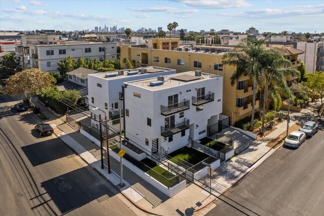 Building Photo - 860 N Hudson Ave