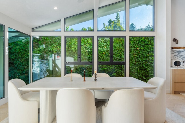 Building Photo - 2221 Bowmont Dr