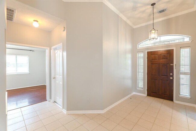 Building Photo - 158 S Queenscliff Cir