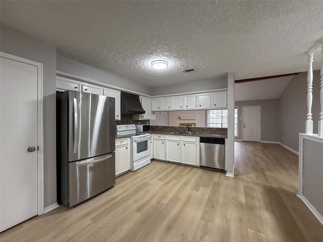 Building Photo - 22822 Canyon Lake Dr