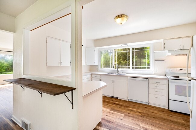 Building Photo - Charming 5 bedroom house with yard!! Close...