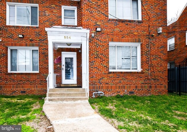 Building Photo - 554 Newcomb St SE