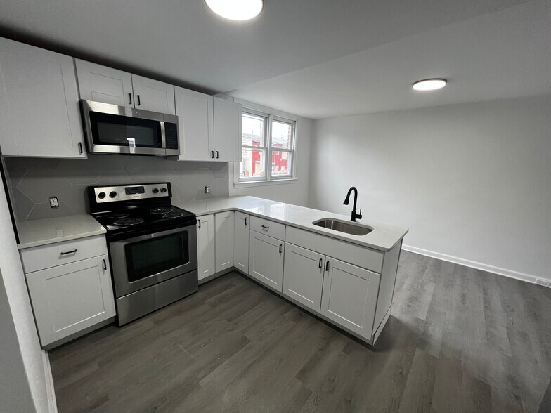 Primary Photo - 817 Hughes St