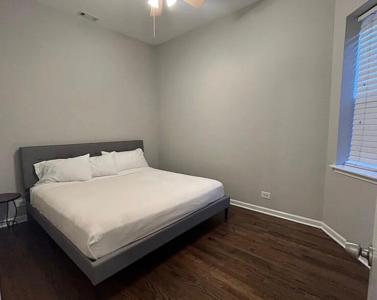 Building Photo - 3232 S Wells St