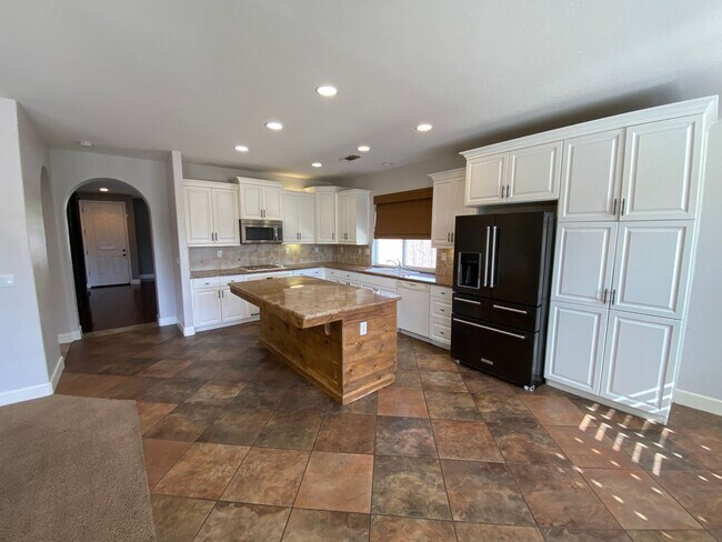 Building Photo - NW Visalia Home Rent Ready! !