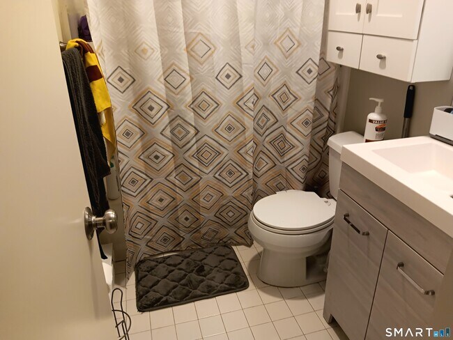 Building Photo - 585 Park Rd