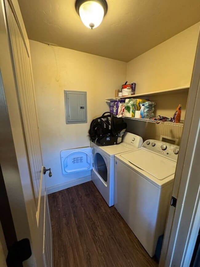 Building Photo - Charming Townhome