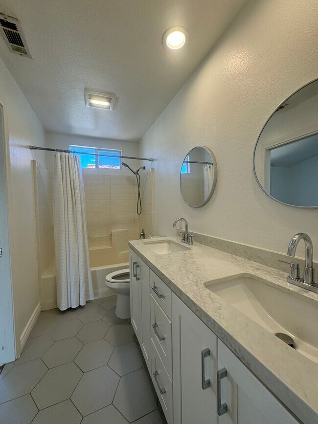 Building Photo - Modern Tri-Level Townhome in Tustin Ranch