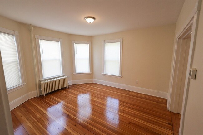 Building Photo - 32 Robinson St