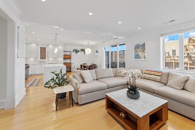 Building Photo - 736 W Melrose St