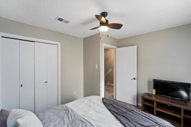 Building Photo - 200 Laurel Dr