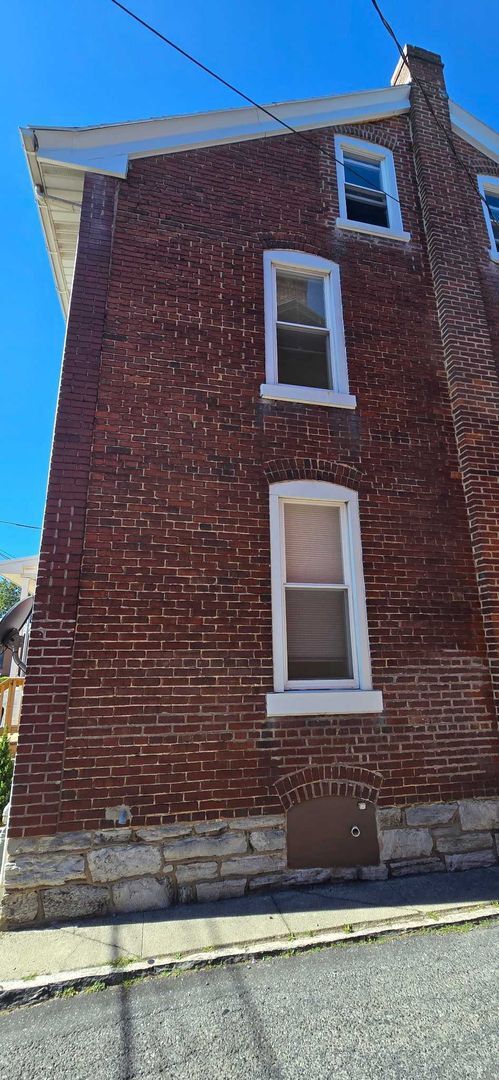 Building Photo - 1215 Lehman St