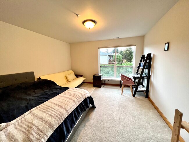 Main Bedroom - 504 Holly Dr