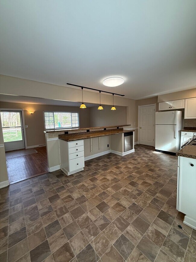 Building Photo - 3 Bedroom House Available Now!