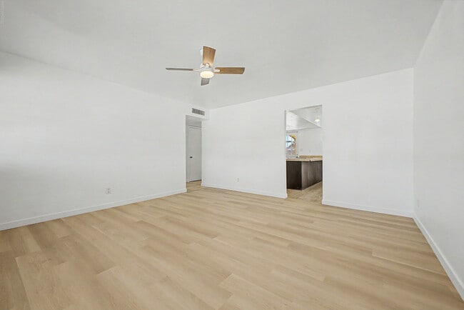 Building Photo - 921 E Campus Dr
