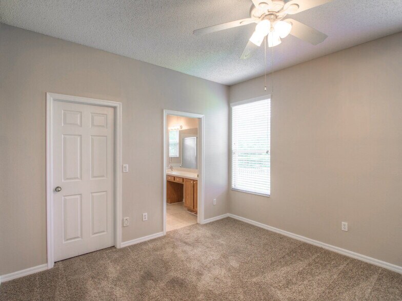 Building Photo - 14200 Viburnum Ln