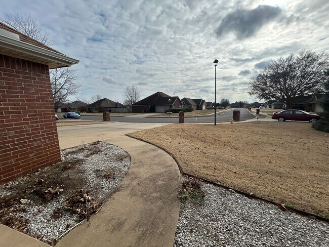 Building Photo - Spacious 3 bed 2 bath Single Family with a Large Fenced Backyard!