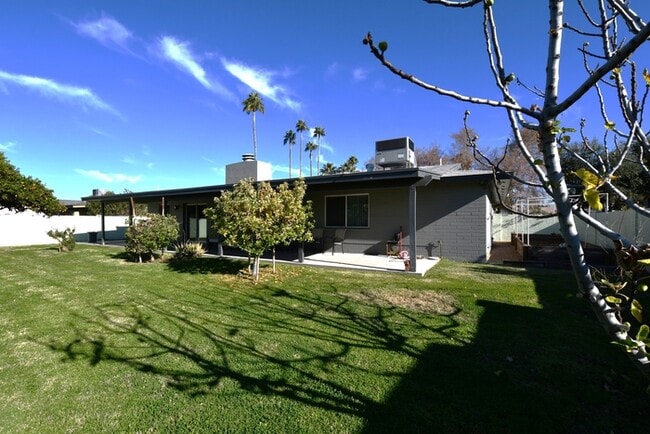 Building Photo - Mesa Gem with a large yard, storage and fr...