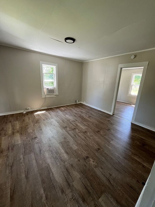 Building Photo - Available now! – 2 Bed / 1 Bath Home in Nevada, MO
