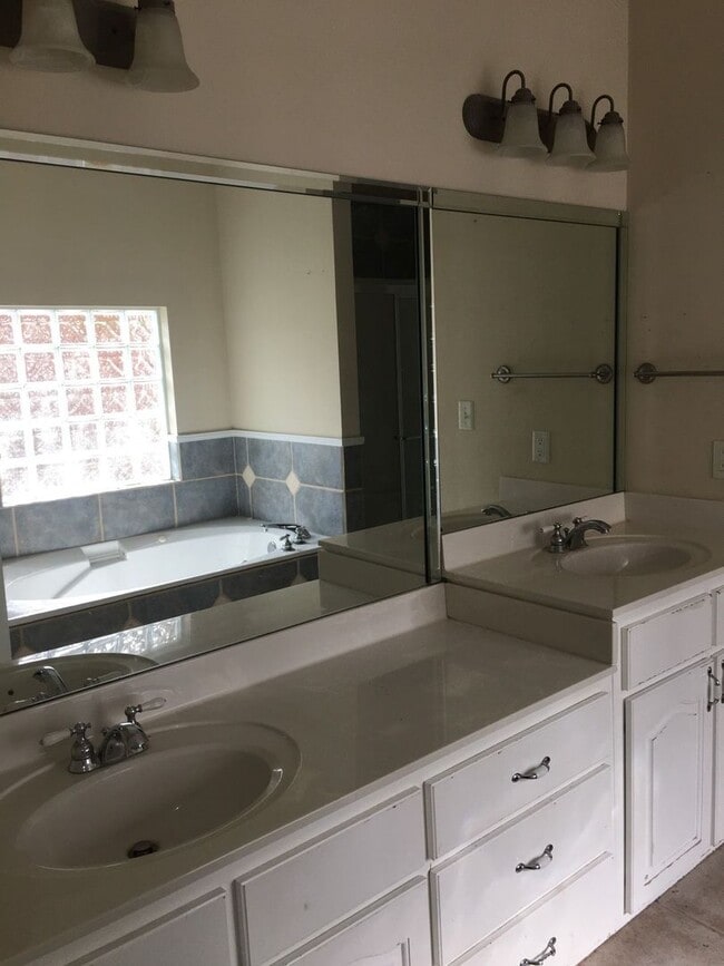 Building Photo - Beautiful, Custom-Built Home in Established & Coveted MOWAT HIGHLANDS!