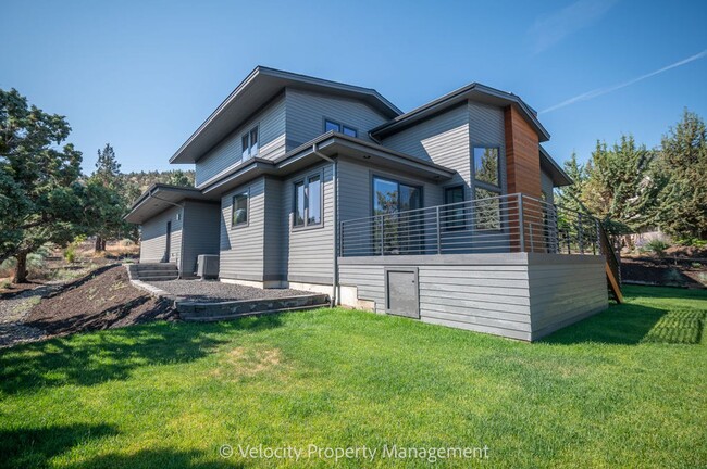 Building Photo - Stunning Home in Eagle Crest Resort Commun...
