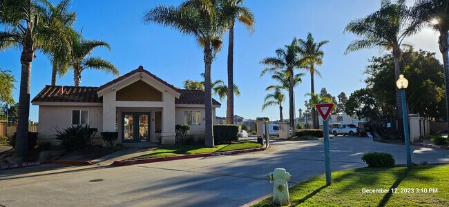 Building Photo - Downstairs Corner Condo in the Gated Community of Las Palmas