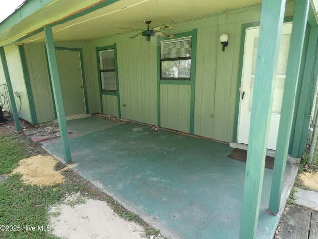 Building Photo - 207 Village Dr