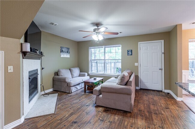 Building Photo - 869 W Peachtree Dr