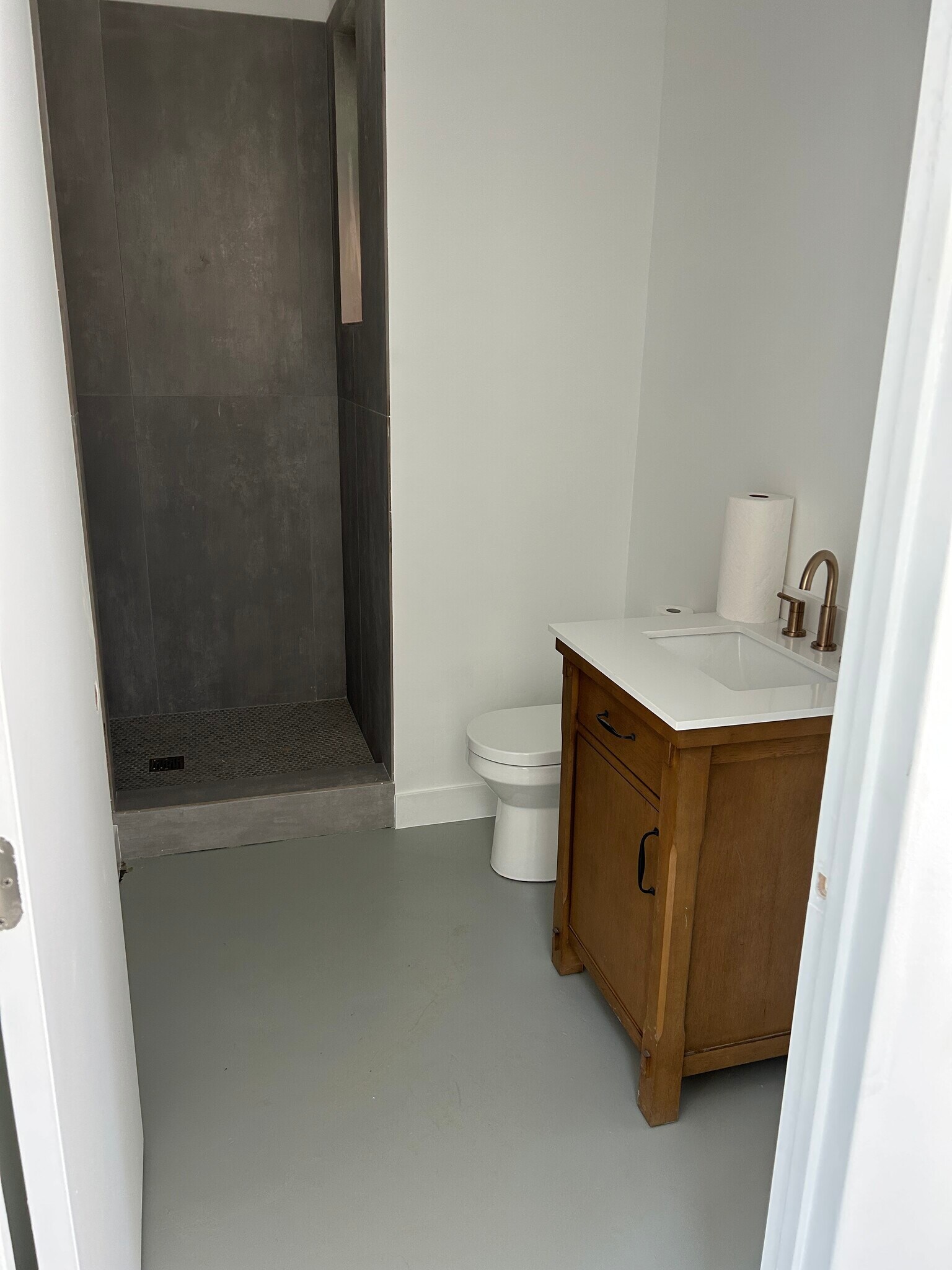 Modern bathroom - 4435 Radium Dr