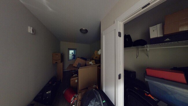 Building Photo - No Brokers Fee, 5 Bed. 2 Full Bathrooms in South End, Eat-in Kitchen, Big Bedrooms, Laundry on a ...