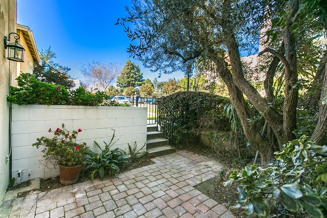 Building Photo - 1745 Selby Ave