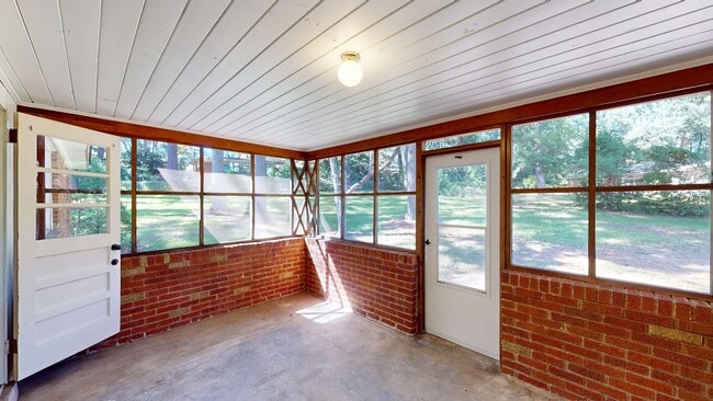 Building Photo - Cute 3 bedroom, 1 bath home tucked in a quiet cul-de-sac