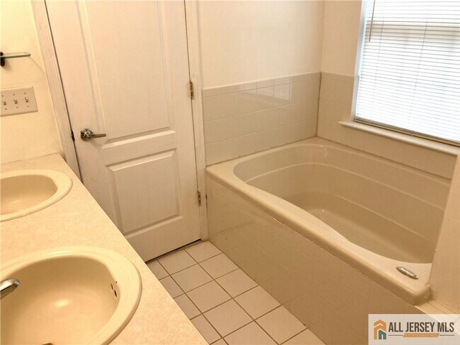 Building Photo - 212 Hawthorne Rd