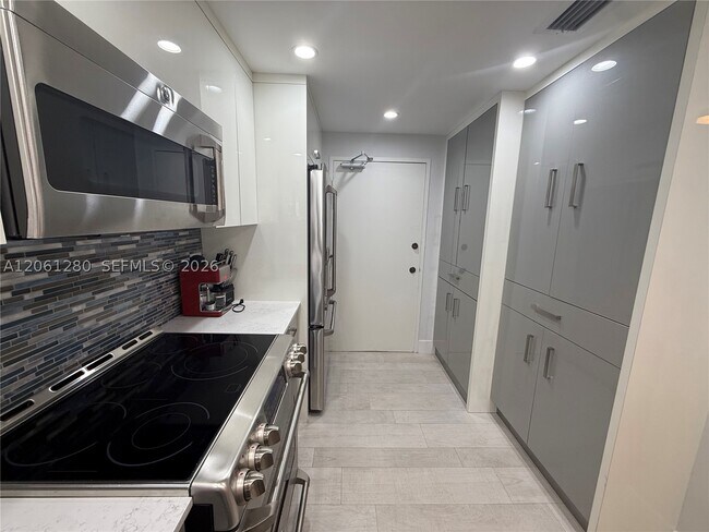Building Photo - 5555 Collins Ave