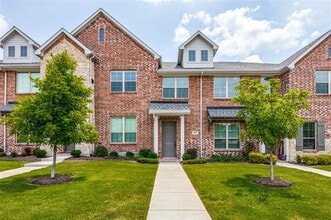Building Photo - 3925 Cresthill Dr