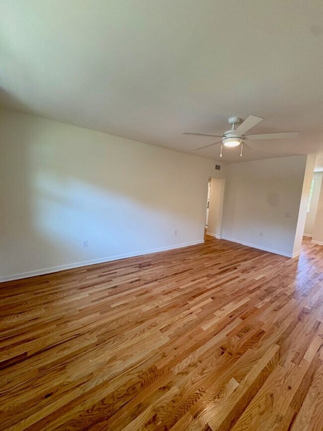 Building Photo - Newly Renovated Three Bedrooms Condo in South Windermere