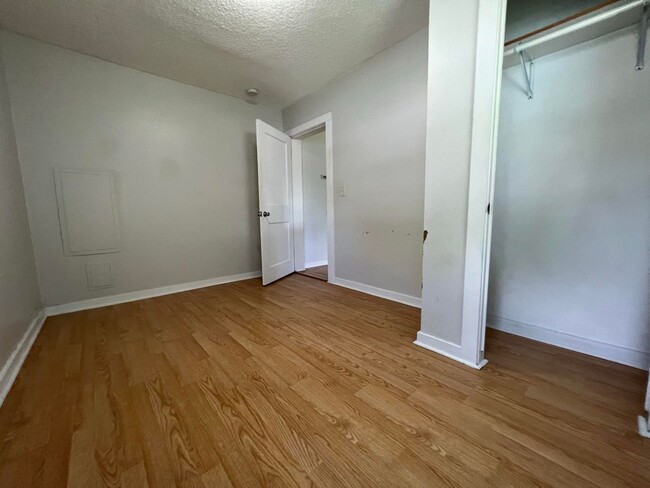 Building Photo - 613 N Dewey St