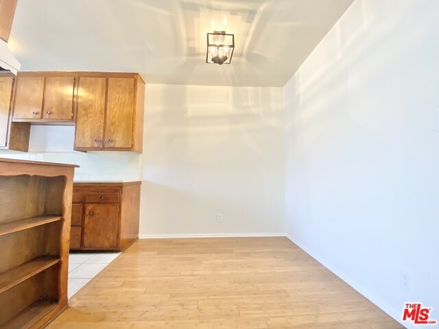 Building Photo - 2554 N Beachwood Dr