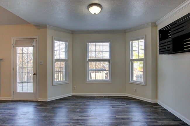 Building Photo - 3 bed 2 bath Fenced yard.  Heart of St. B.  Hurry.