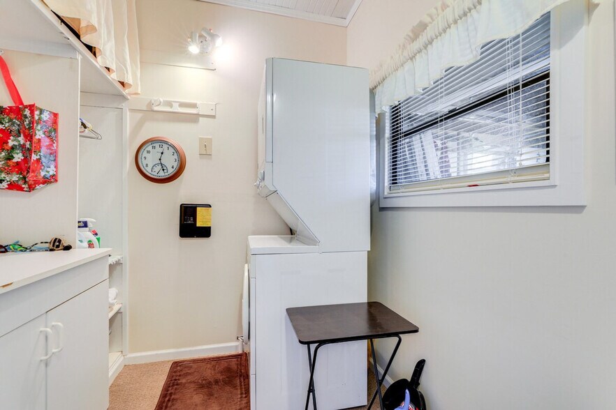 Building Photo - 670 N Green Cir