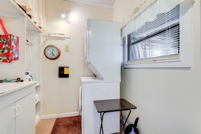 Building Photo - 670 N Green Cir