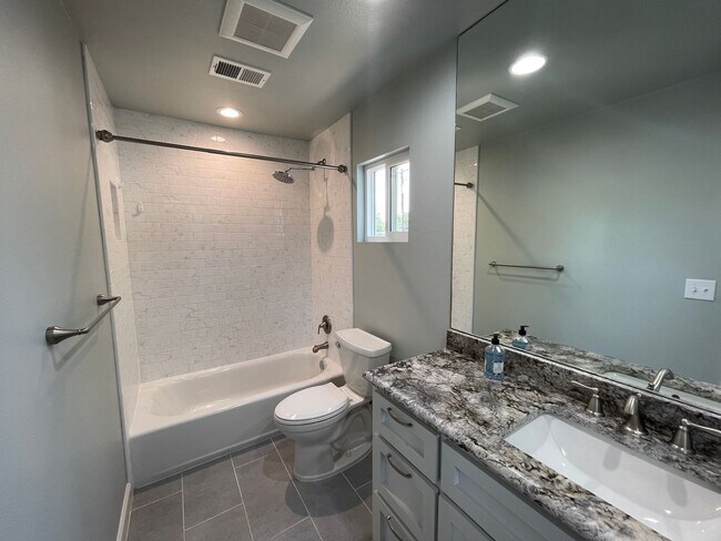 Building Photo - Amazing detached 2/2.5 duplex in Central Austin!!!