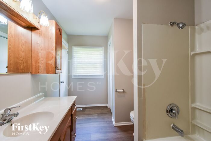 Building Photo - 1493 Glen Ellyn Rd