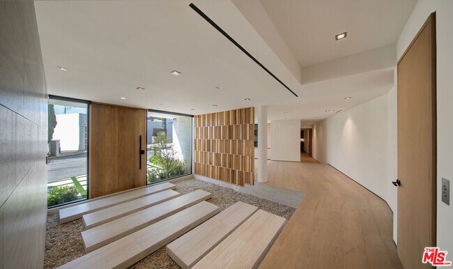 Building Photo - 8765 Hollywood Blvd